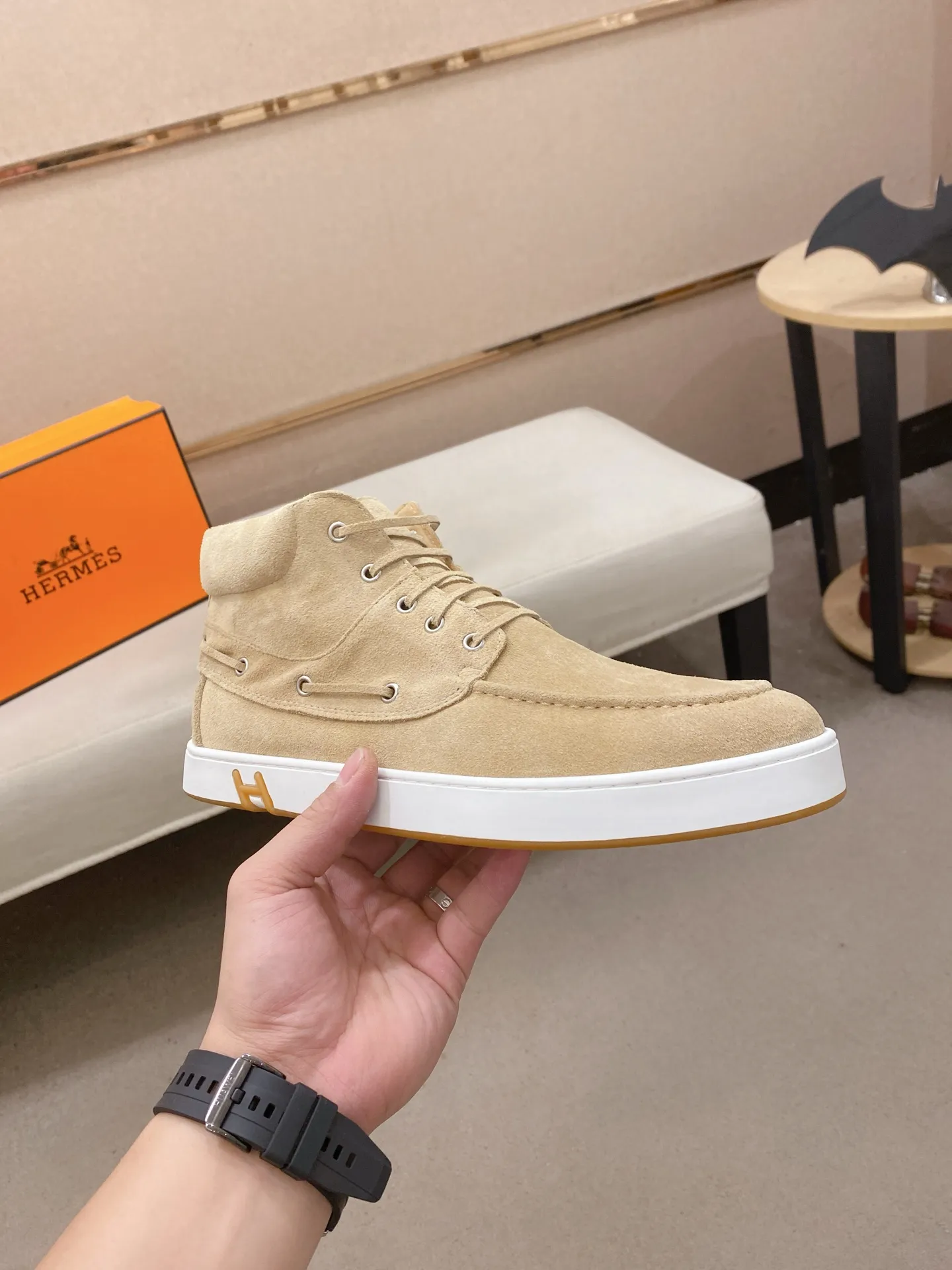 Ex-factory price: 480💰《HERMES》【Classic Original Version】Hermès; Top 🔝 Purchasing Agency 🔍🔍Men's latest high-tops 🇺🇸 available simultaneously at counters, imported from Italy original ▲▲cowhide ▲▲ (high-end, extravagance, class) times) Exquisite workmanship (Italian 🇮🇹Imported water-dyed 🐂cowhide lining) sole: Original sole provided by the original factory, ⚠️exclusive double-layer activity·TPR·rubber·combined molded outsole; super comfortable·wear-resistant·non-slip·environmental protection The real thing is more beautiful if you take the real thing (high quality, follow the order). You can enter and exit the counter at will * Number of yards: 38-44 (45 can be customized and cannot be returned or exchanged)